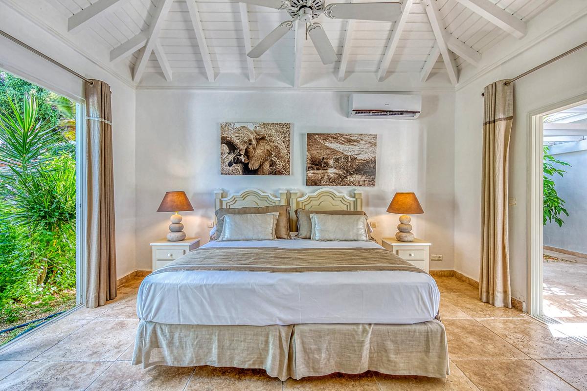 Villa rental Terres Basses St Martin - Large bed bedroom 1